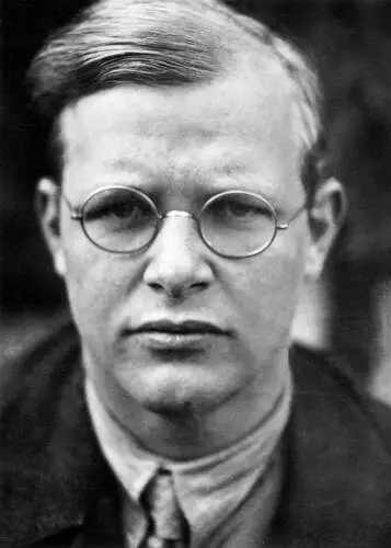 Black and white portrait of a man wearing round glasses.